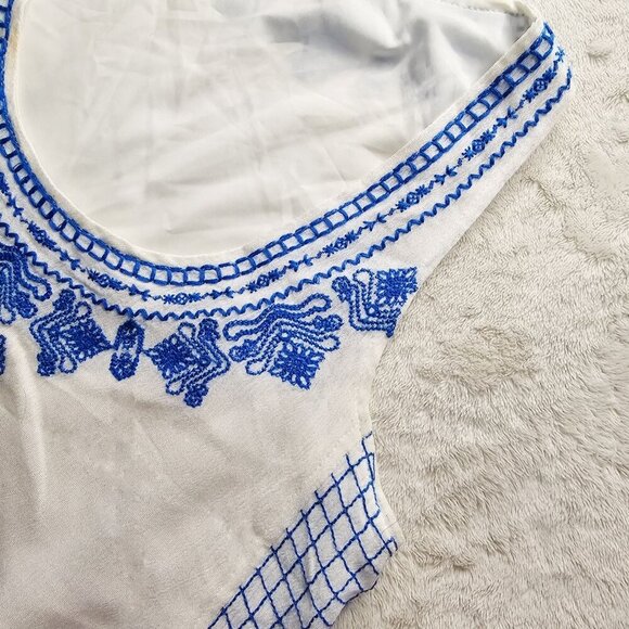 THML ✦ White Blue Embroidered Sleeveless Top ✦ Floral Hi-Low Hem Size XS NWT - Picture 10 of 16